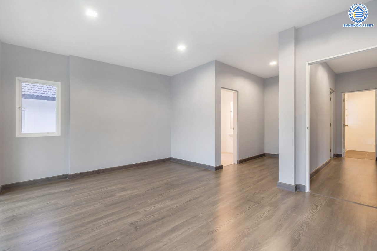 บ้านมือสองตกแต่งใหม่ ม.บางกอกบูเลอวาร์ด ราชพฤกษ์-พระราม5 ดีไซน์สุดหรู หลังมุม เนื้อที่ 61.1 ตร.ว. บนสังคมคุณภาพ SC Asset* ฟังก์ชันพร้อม 3 ห้องนอน 3 ห้องน้ำ จอดรถได้ 2 คัน บนทำเลติดถนนราชพฤกษ์ ใกล้วงเวียนพระรามห้า ,ทางด่วนศรีรัช และเพียง 10 ถึงรถไฟฟ้า "สถานีบางรักใหญ่"...